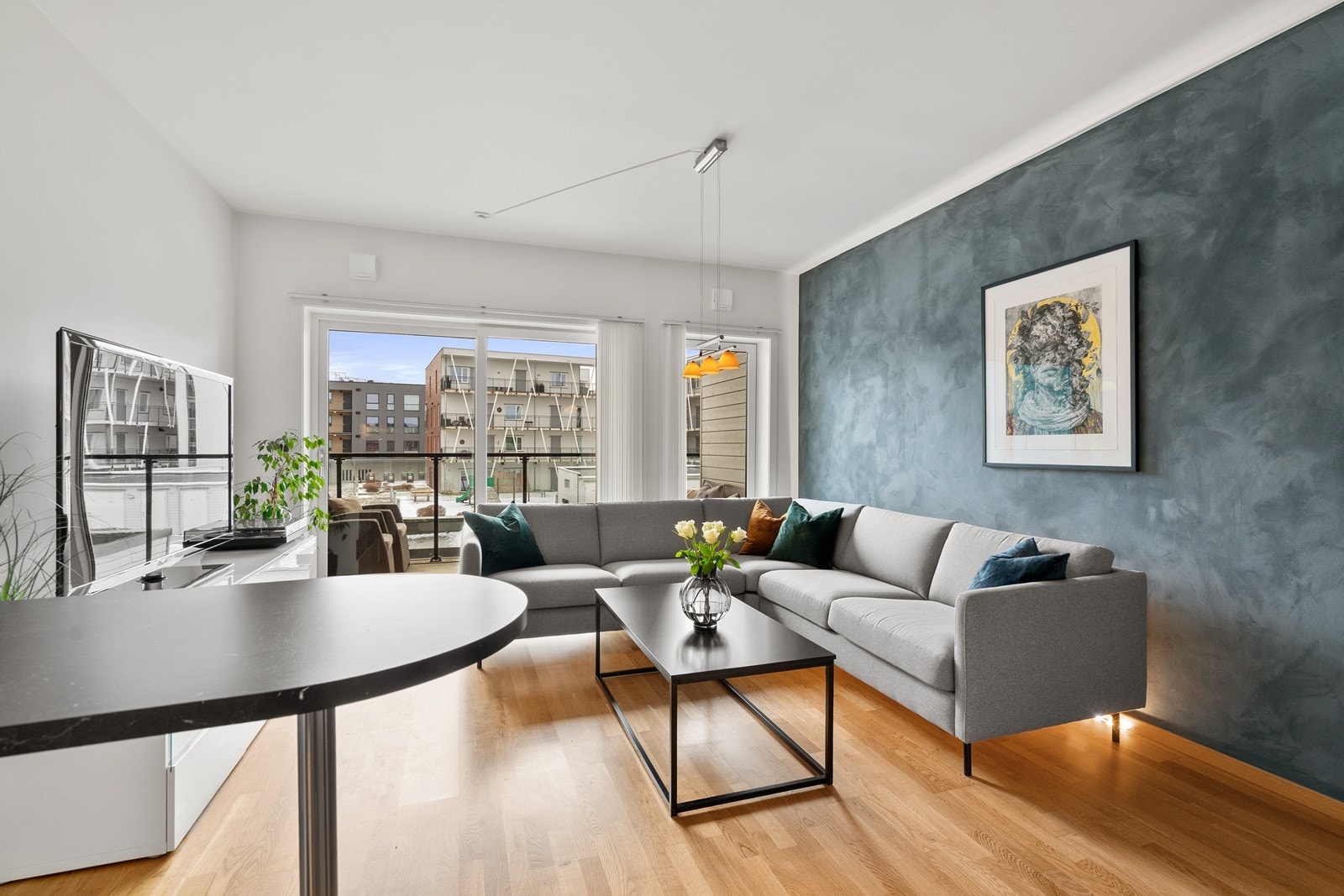 En kompakt løsning som passer godt til sofa og lett møblering Galleribilde