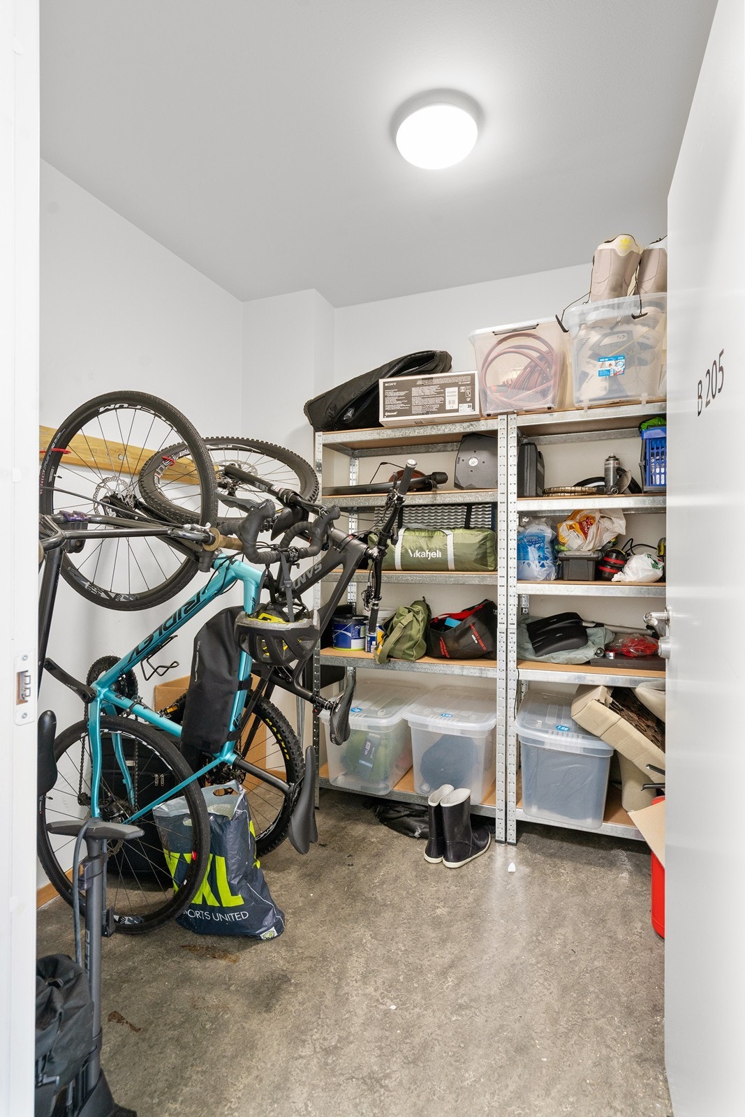 Fast parkering og tilhørende bod i lukket anlegg. Galleribilde