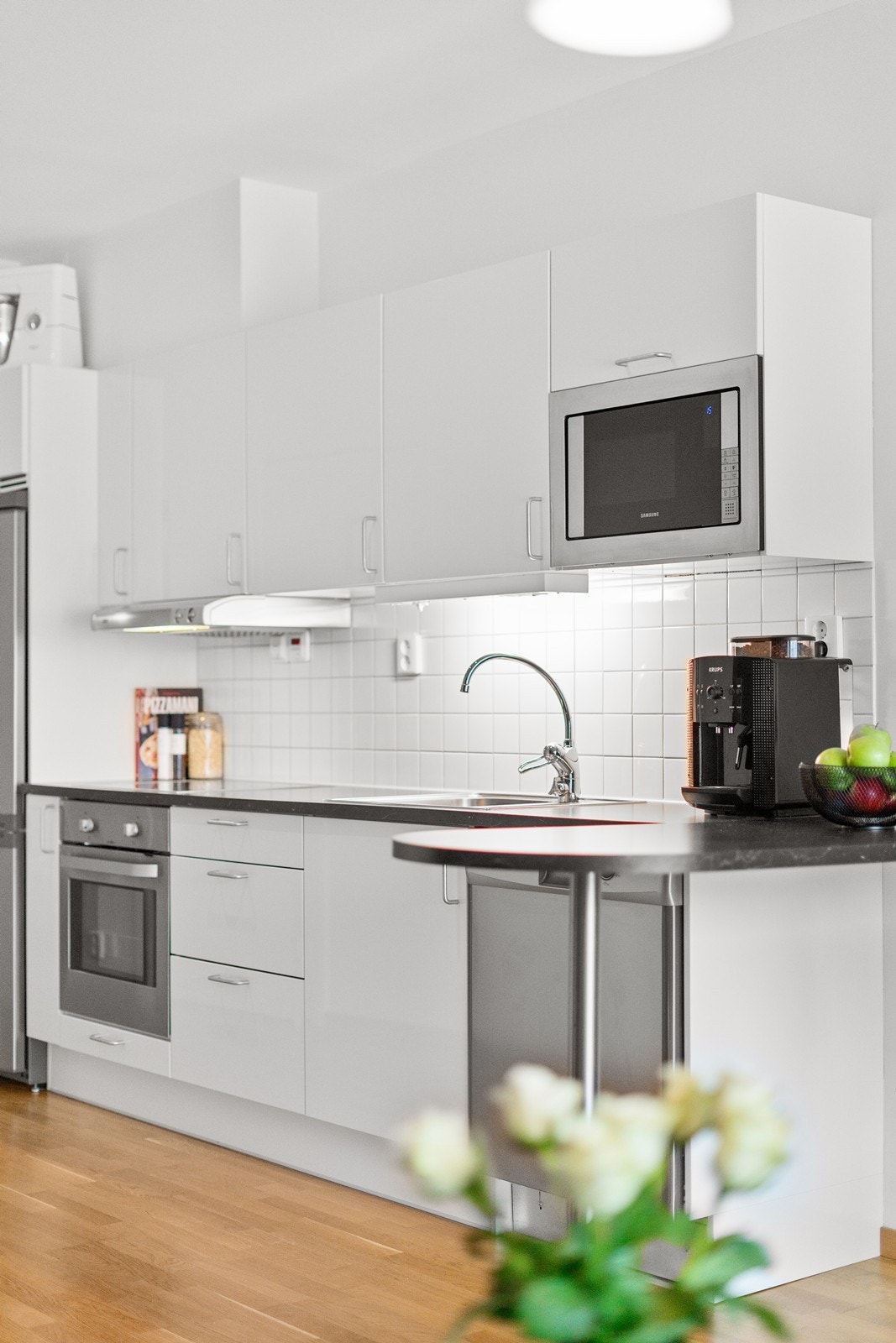 Praktiske fliser over benk og integrert komfyr/platetopp. Galleribilde