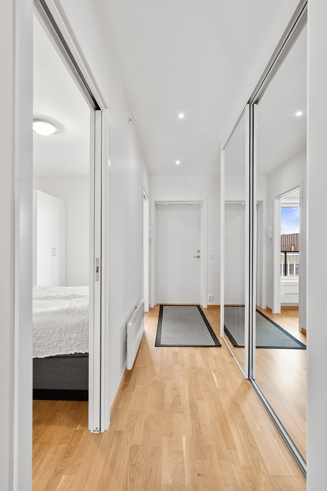 Gang med stor skyvedørsgarderobe til oppbevaring. Galleribilde