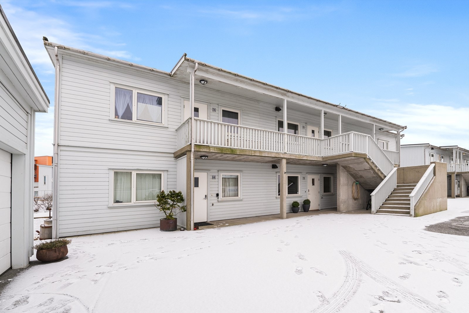 Fra leiligheten er det umiddelbar tilkomst til turløypa på Varhaug, med gruset sti fra boligen opp til idrettshuset, eller motsatt vei ned mot Kongeveien. Galleribilde