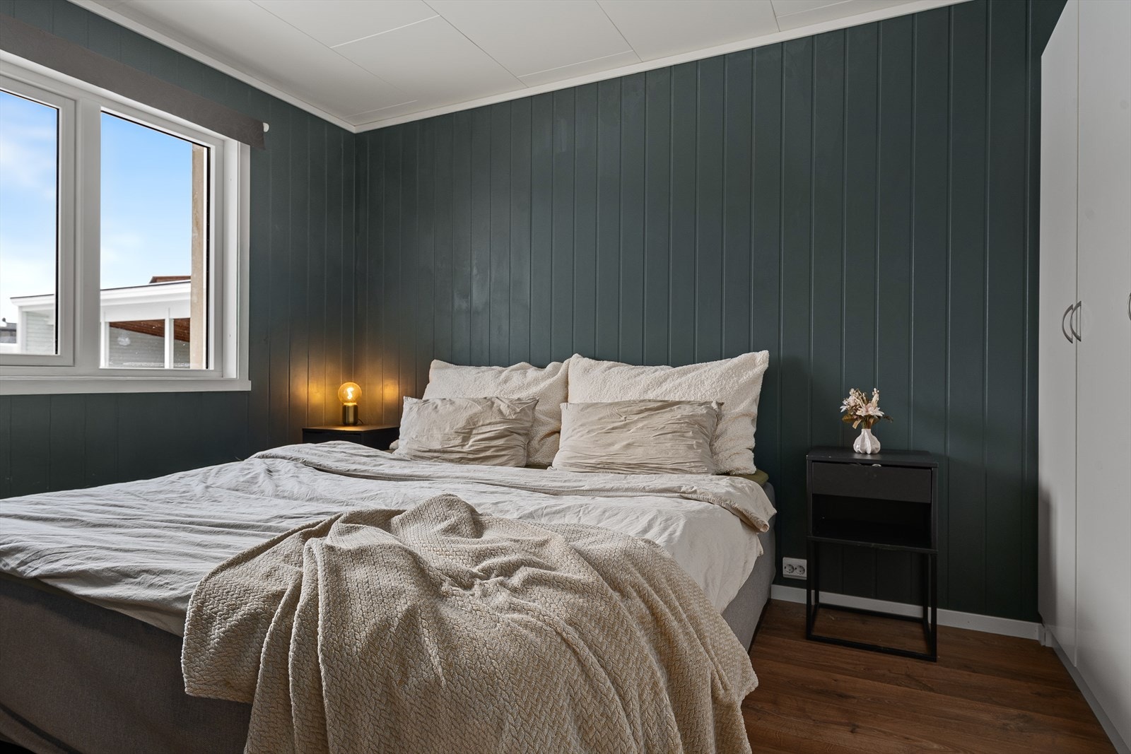 Romslig hovedsoverom med god garderobeplass Galleribilde