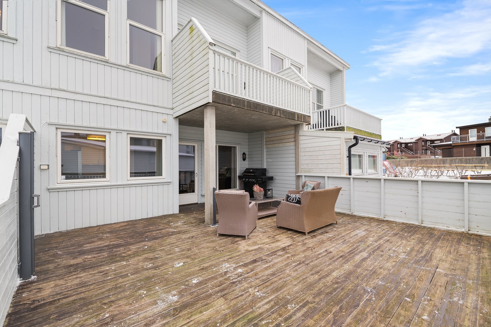 Fra leiligheten er det i under 1 km til sentrum hvor du finner kollektiv transport, dagligvarebutikker, treningssenter, apotek, pub, mm. Galleribilde