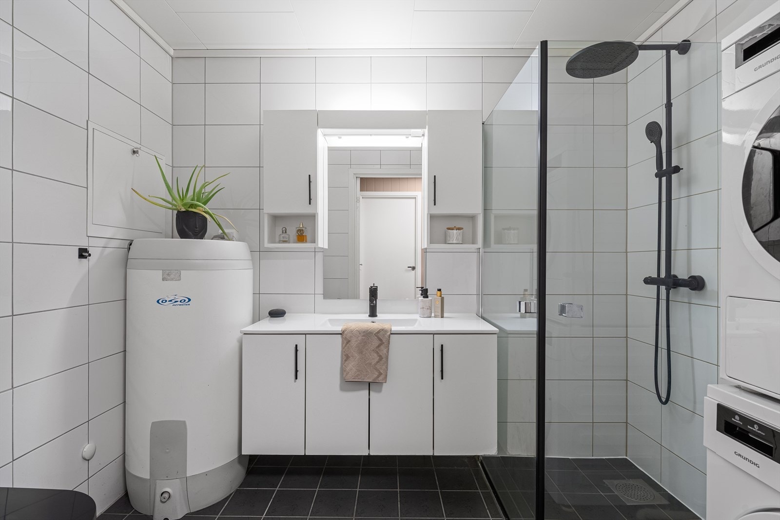 I 2022 ble det byttet takdusj, servantbatteri og bunnventil, byttet wc og betjeningsplate, samt byttet porselen på vasken Galleribilde