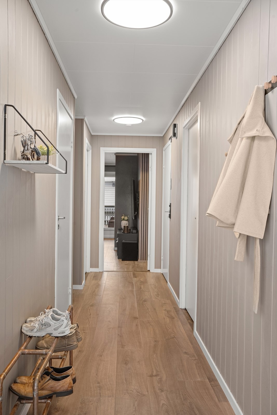 Fra gangen er det tilkomst til 2 soverom, bad/vaskerom, bod og stue Galleribilde