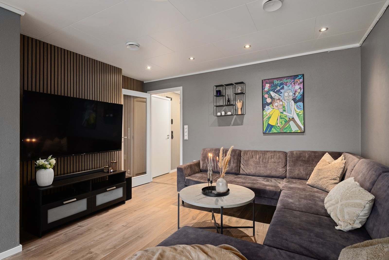 Stue er malt i delikat fargevalg med kontrastvegg med spiler Galleribilde