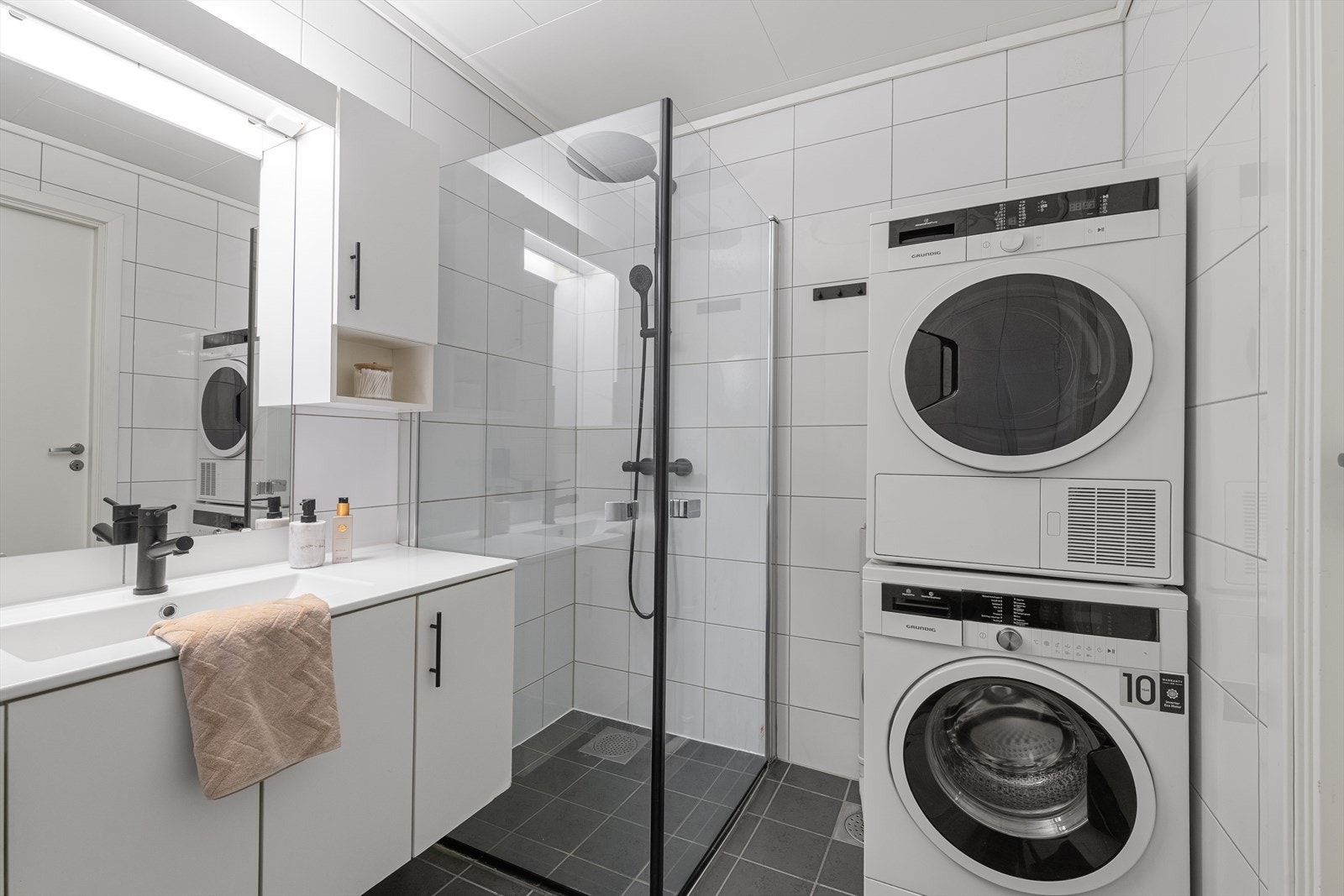 Innbydende bad med fliser på gulv og vegger Galleribilde