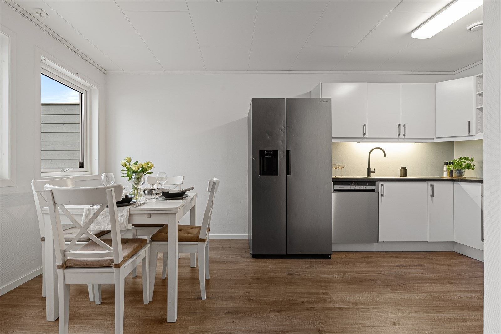 Kjøkkenet ligger skjermet til i forhold til stuen, men er likevel lett tilgjengelig Galleribilde