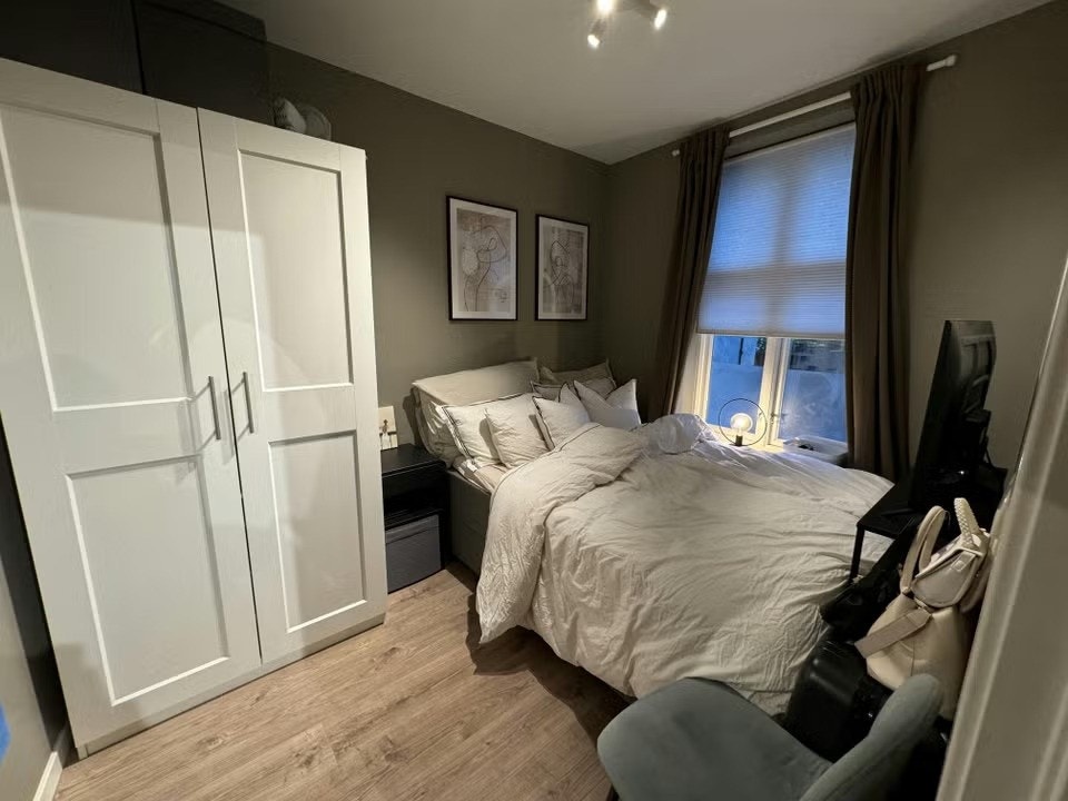 Romslig soverom med god skapplass Galleribilde