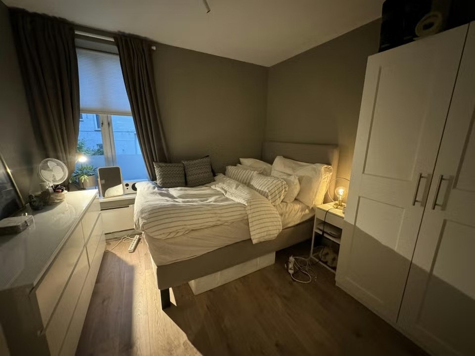 Romslig soverom med god skapplass Galleribilde