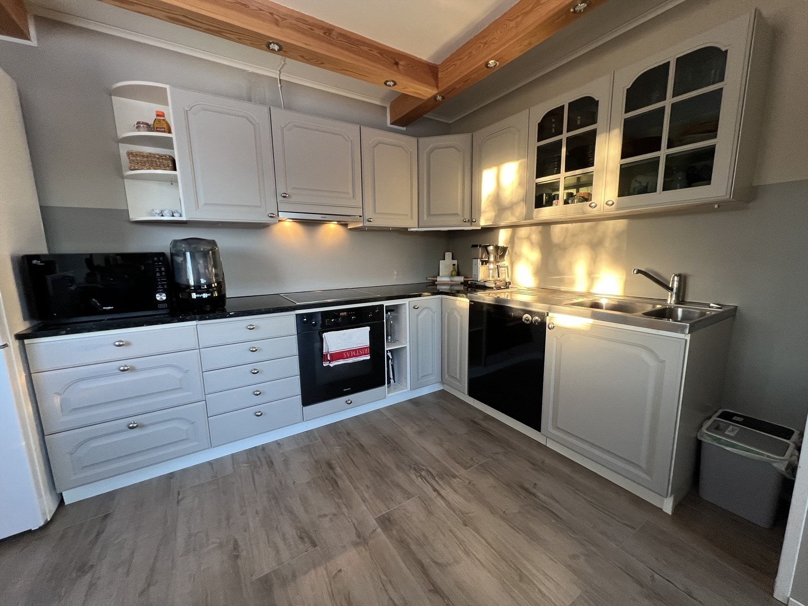 Kjøkkenfrontene er malt i 2025 Galleribilde