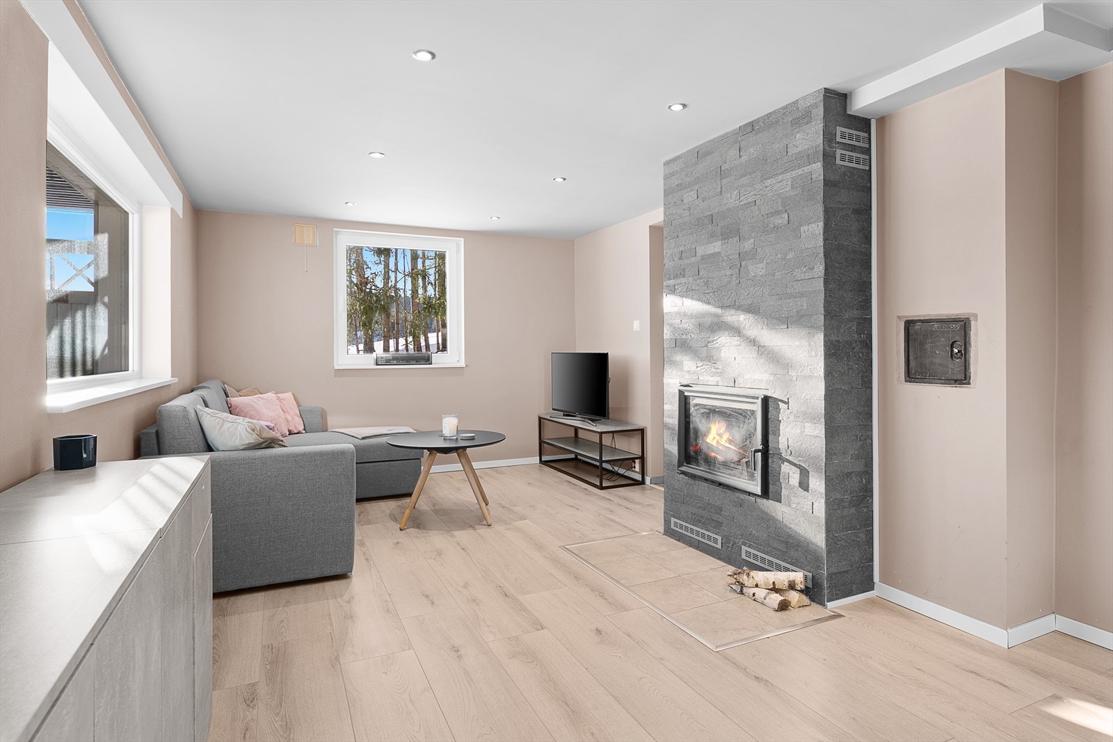 Kjellerstue med peisovn - Underetasjen er innredet og bruksendret uten søknad og er derfor ikke godkjent Galleribilde