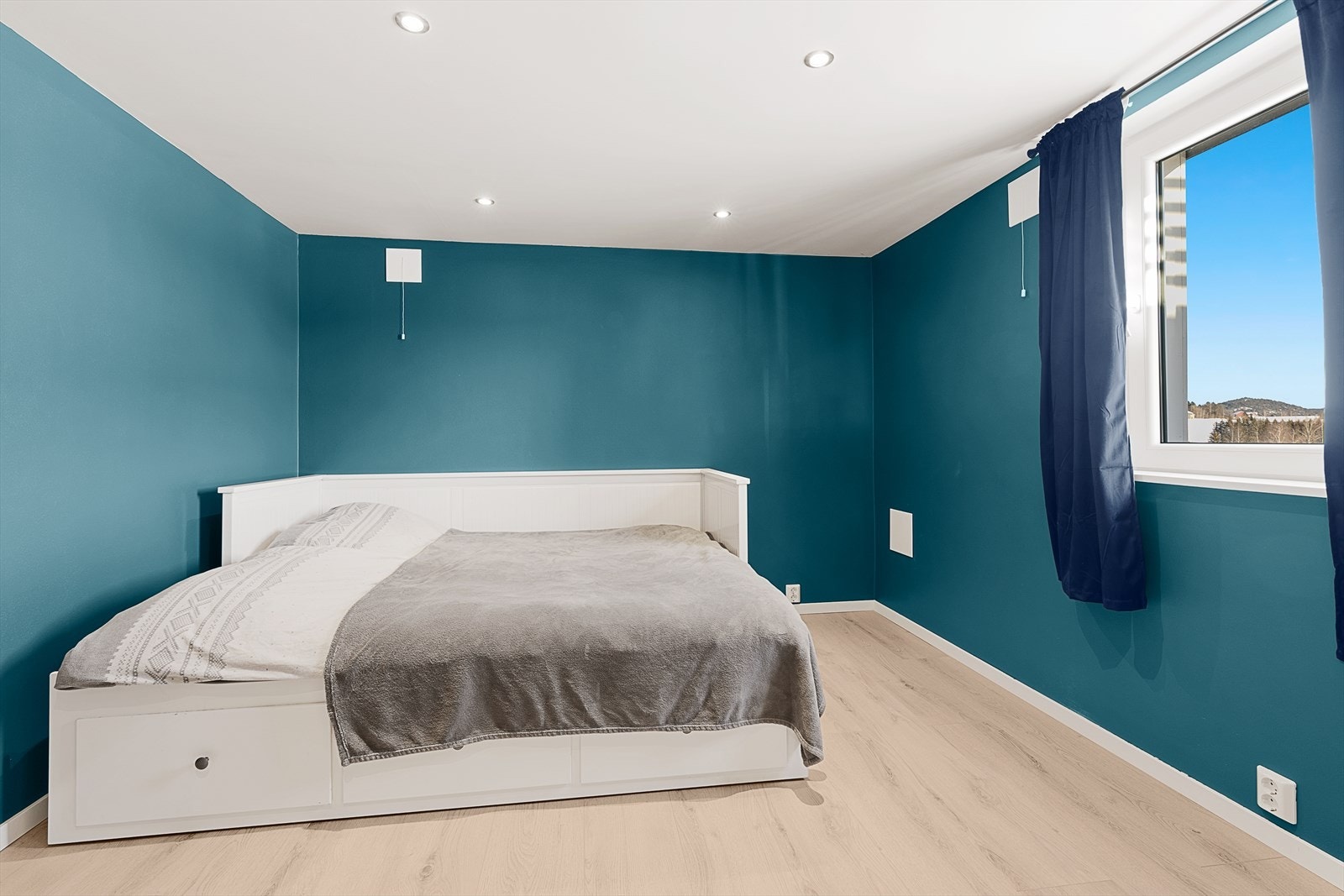 Soverom i underetasje - Innredet og bruksendret uten søknad og er derfor ikke godkjent. Rømningsvei via vindu er ivaretatt i soverom og kjellerstue Galleribilde