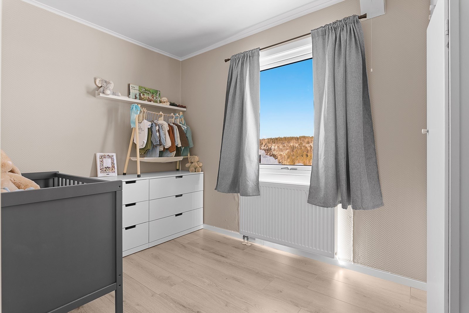 Soverom 2 har plassbygget garderobeskap Galleribilde