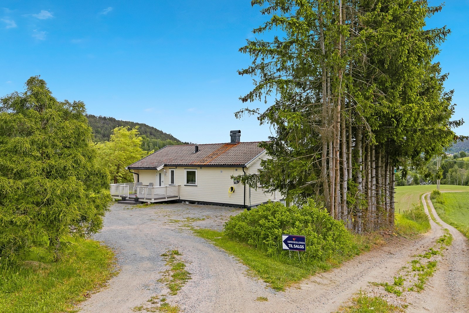 Stor gårdsplass med plass til flere biler og eventuelt garasje Galleribilde