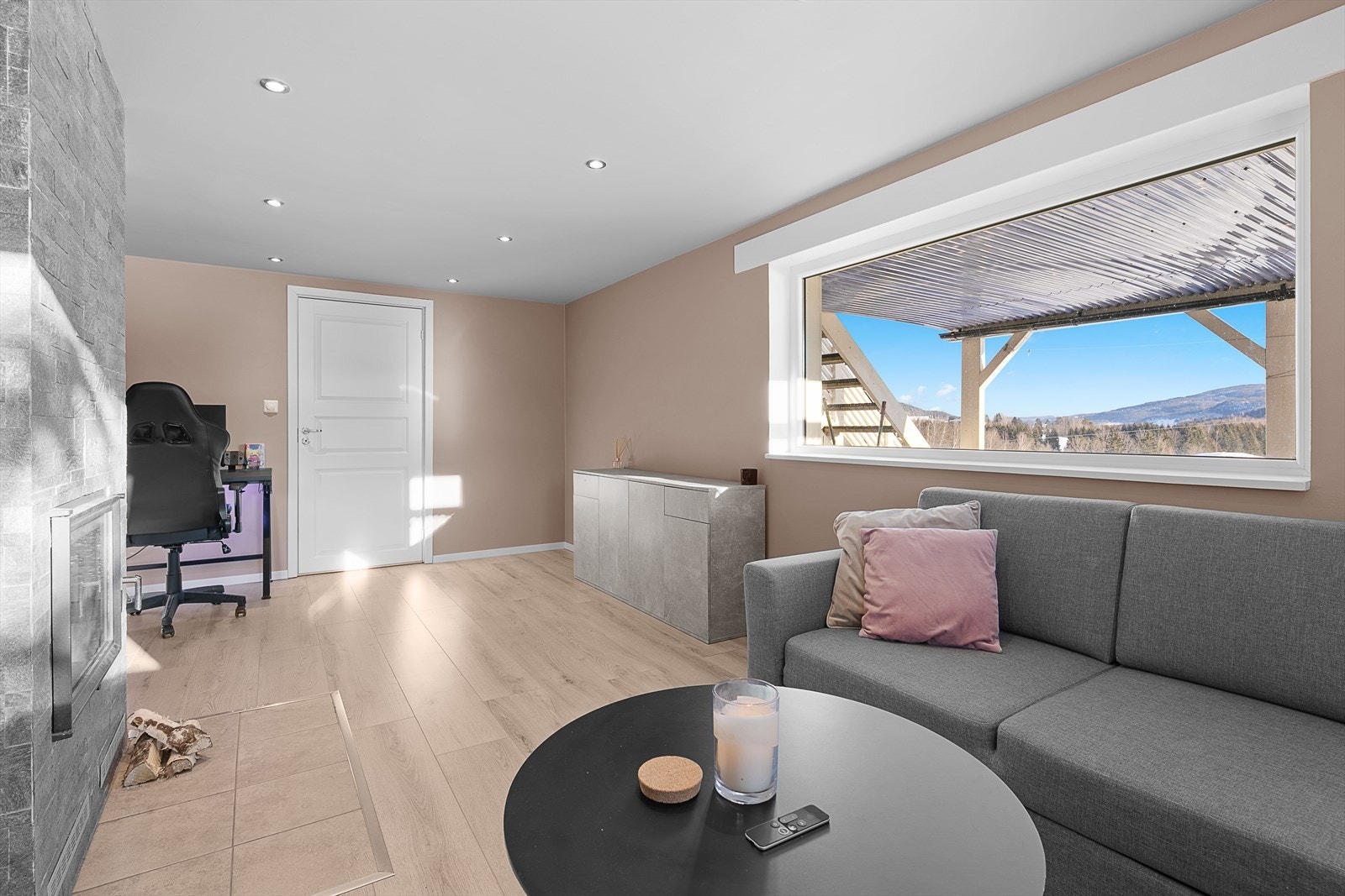 Peisovnen er tilknyttet vannbåren varme med varmesløyfe, som bidrar til å varme opp vannet ved fyring i peisen Galleribilde