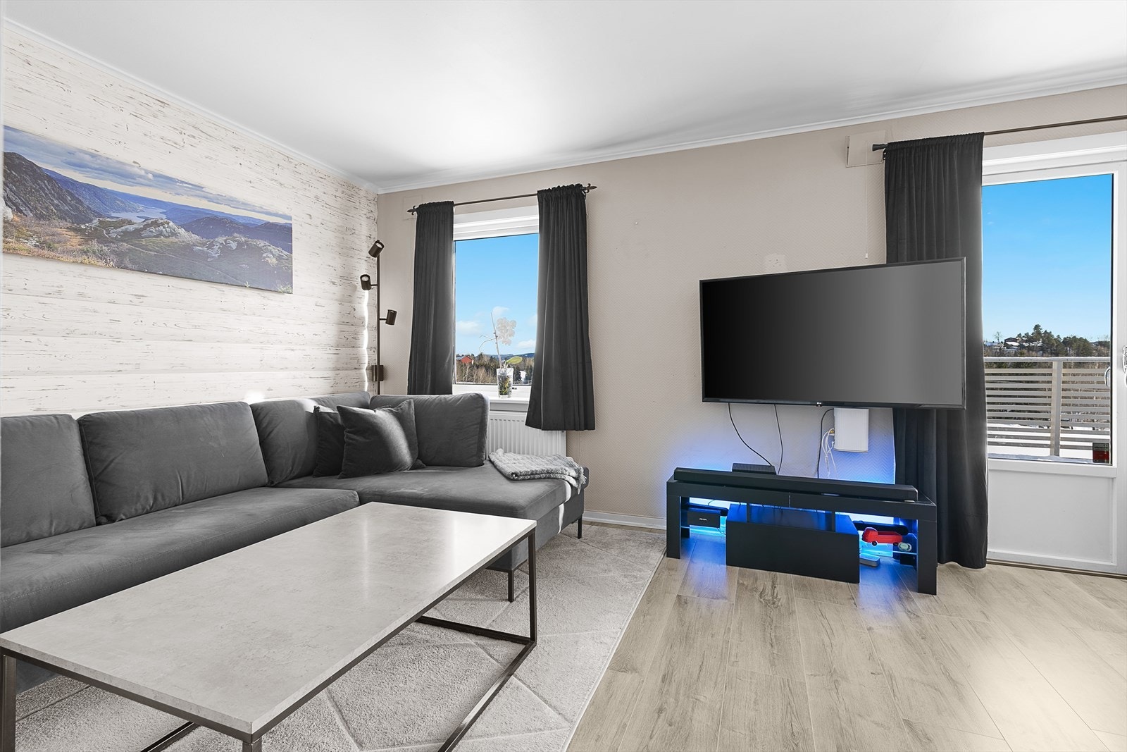 Boligen har vannbåren varme, som i hovedetasje leveres via radiatorer Galleribilde