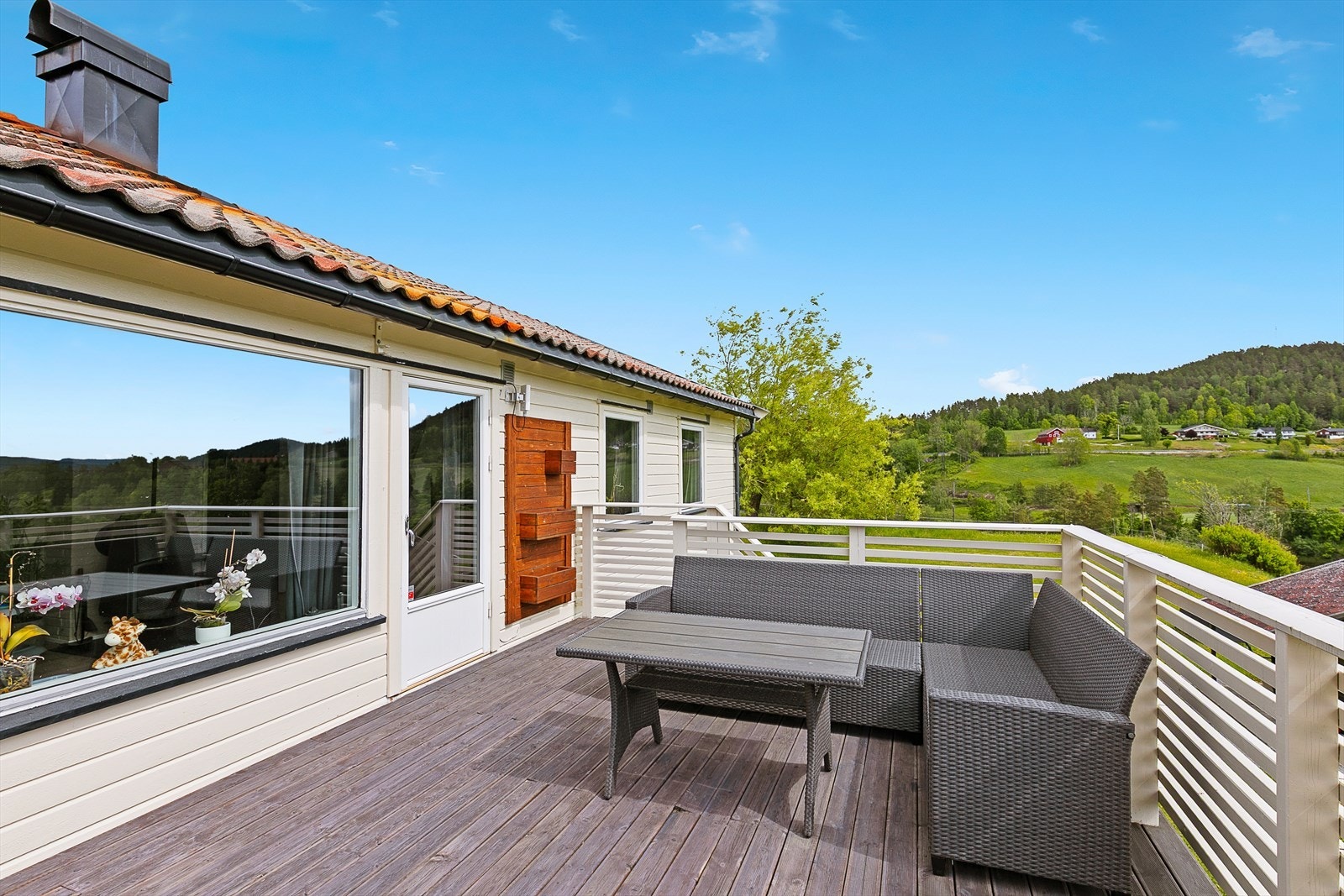 Terrasse med fantastisk utsikt utenfor stuen Galleribilde