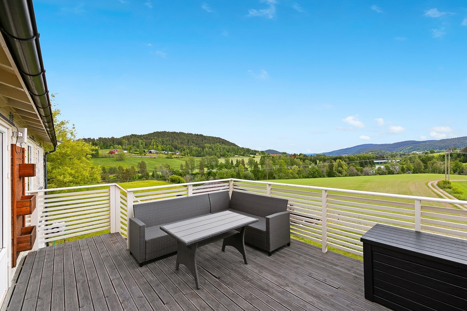 Nedgang til hagen fra terrassen Galleribilde