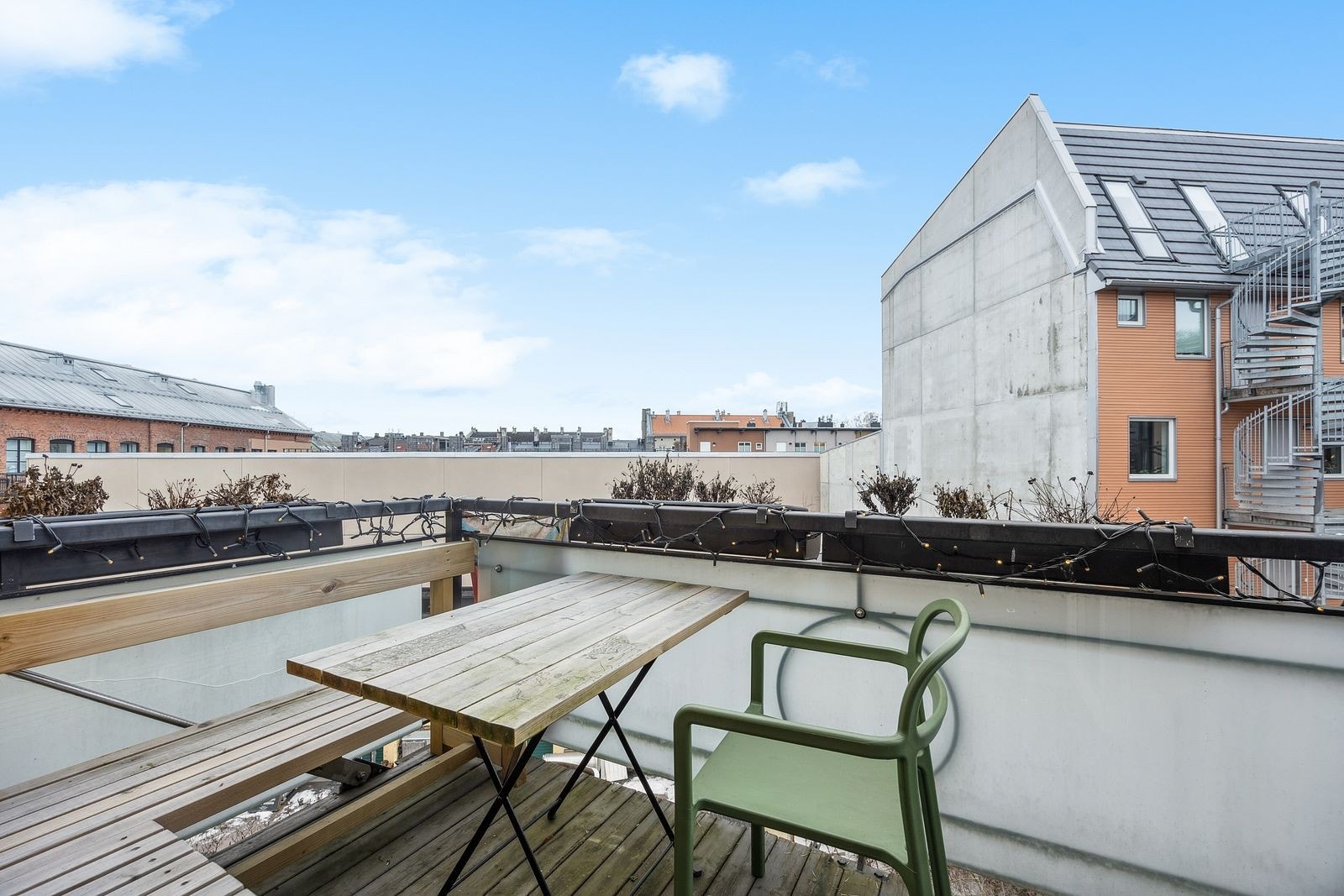 Balkong med bord og benk som medfølger Galleribilde