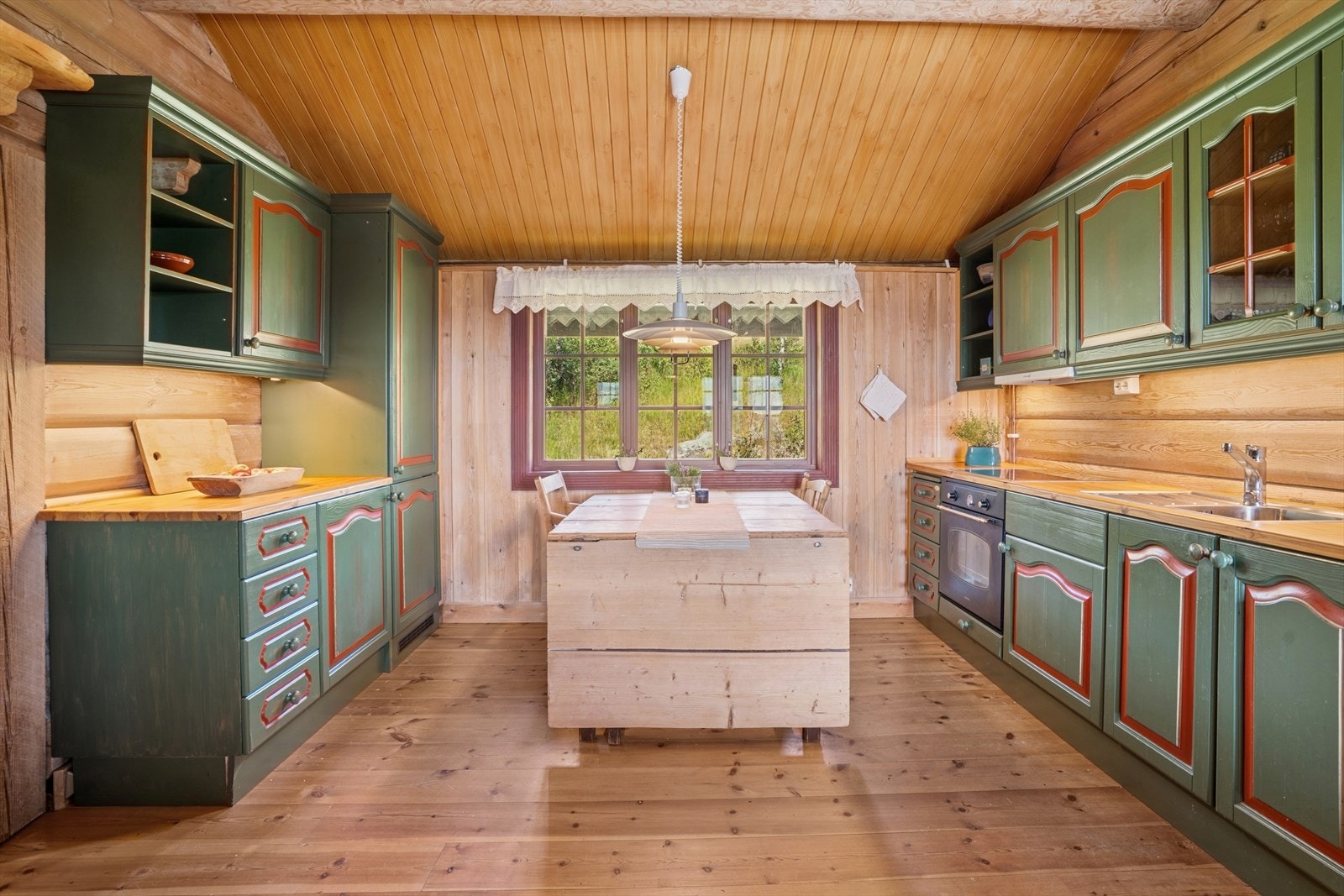 Kjøkken er utstyrt med profilerte fronter og har rikelig plass til oppbevaring i skuffer og skap. Galleribilde