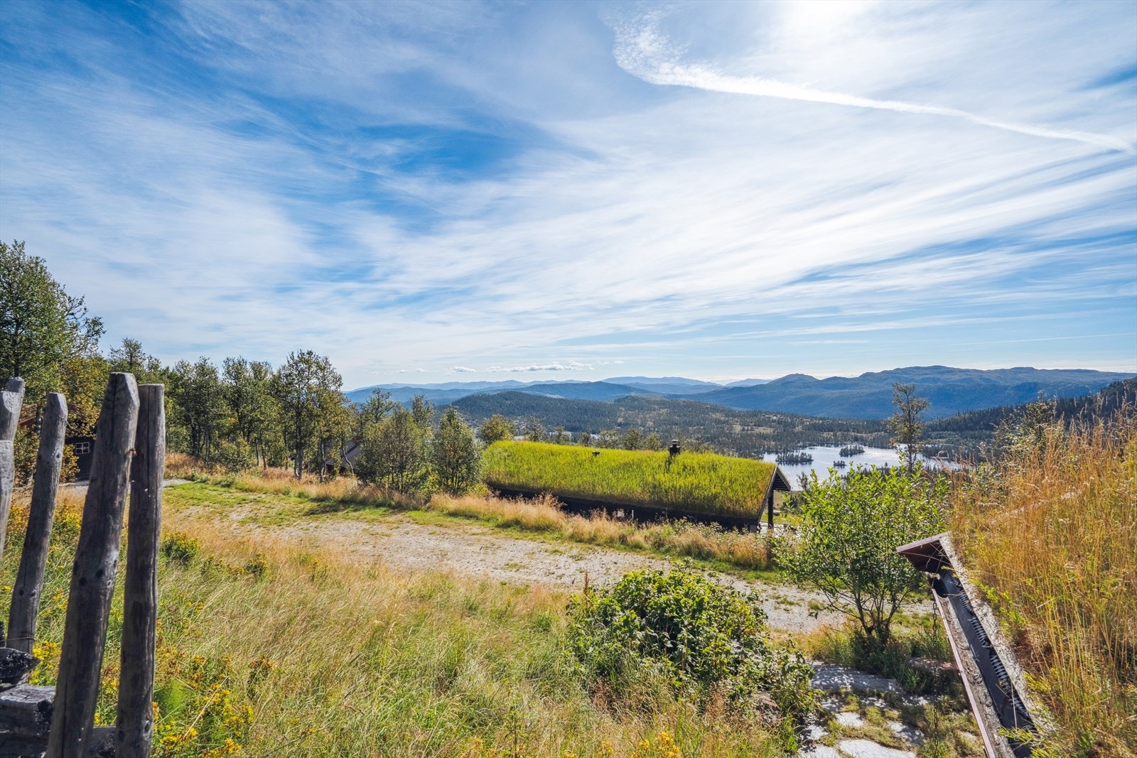 Eiendommen ligger under 150 meter fra nærmeste langrennsløype og mindre enn 20 minutters kjøring fra nærmeste skitrekk. Galleribilde