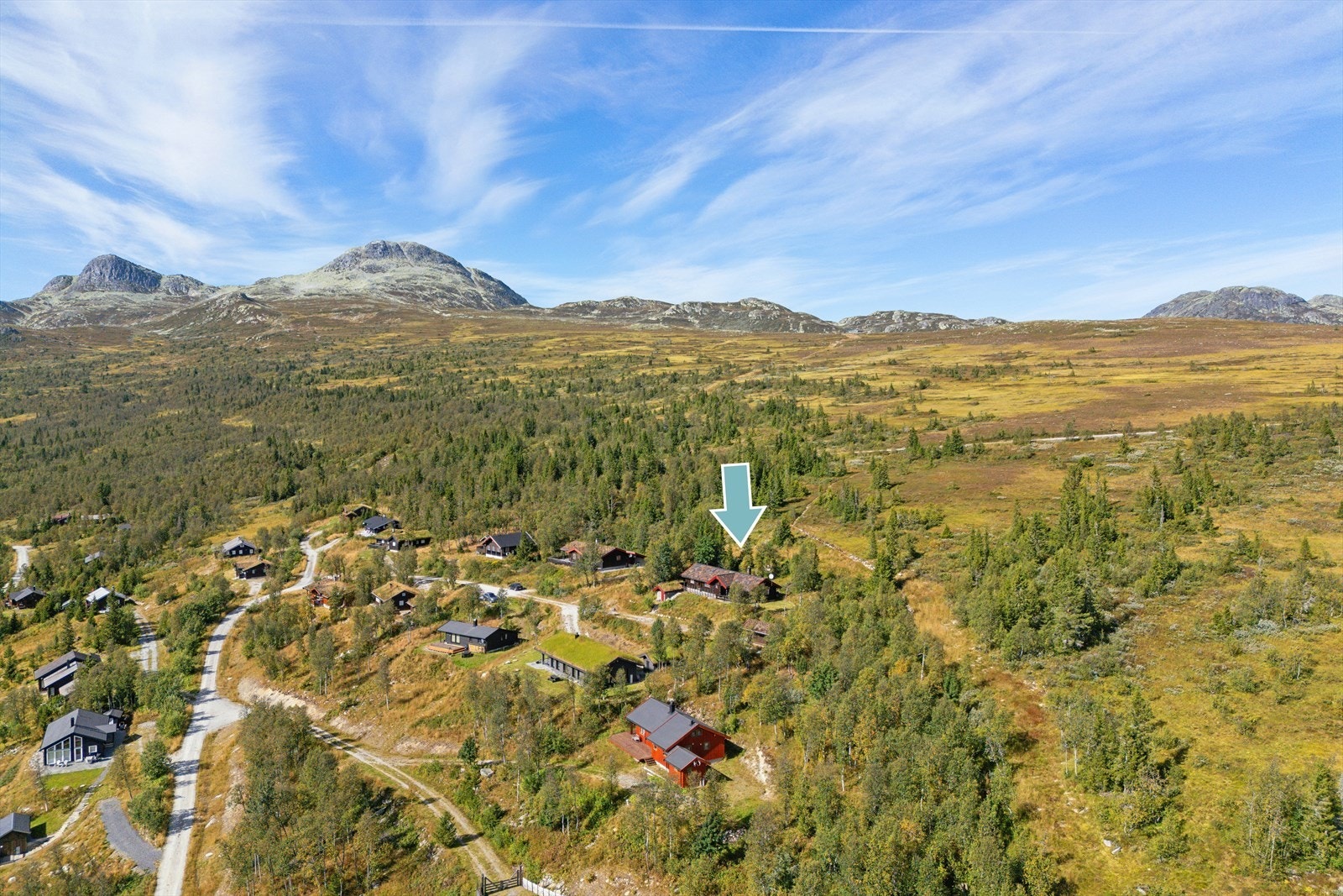 Hytten er omgitt av fantastisk natur og ligger i et etablert hyttefelt øverst i Landsverklia. Galleribilde