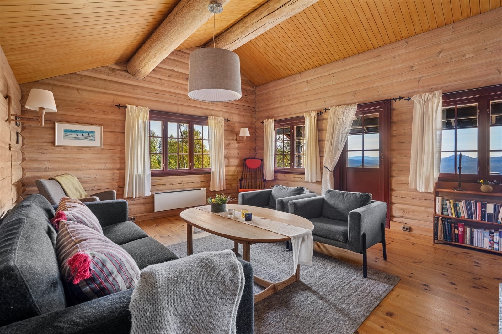 Eiendommen byr på et design og en beliggenhet som skaper en ordentlig hyttefølelse. Galleribilde