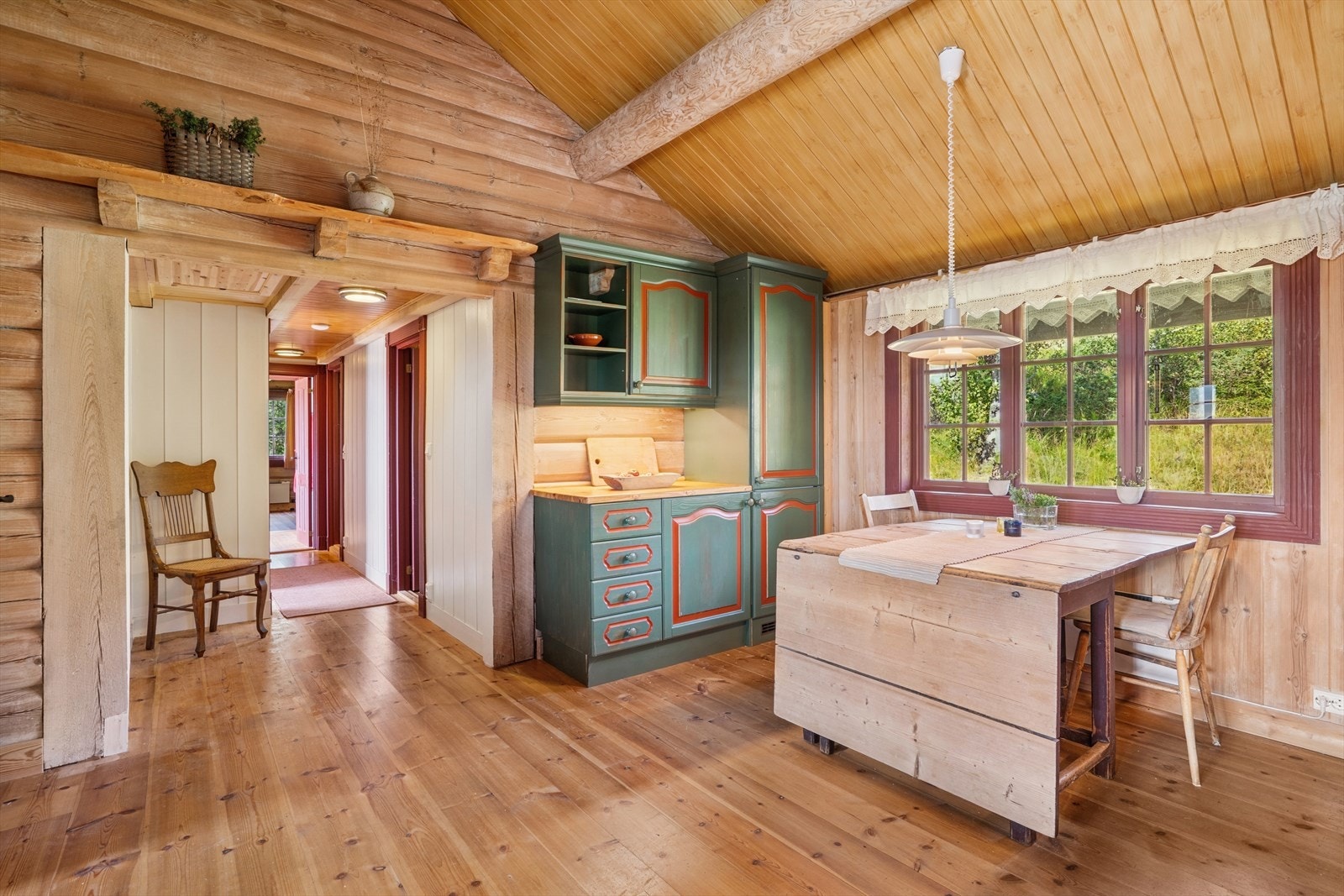 God plass til et romslig spisebord. Galleribilde