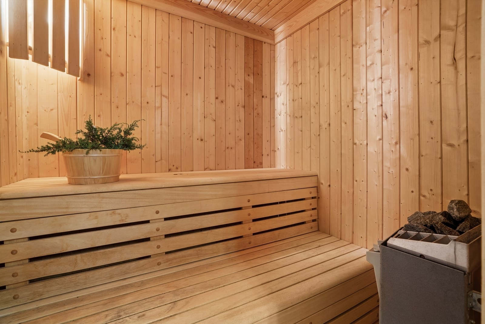 Badstue med god plass til flere individer. Perfekt å nyte på en kald vintersdag. Galleribilde