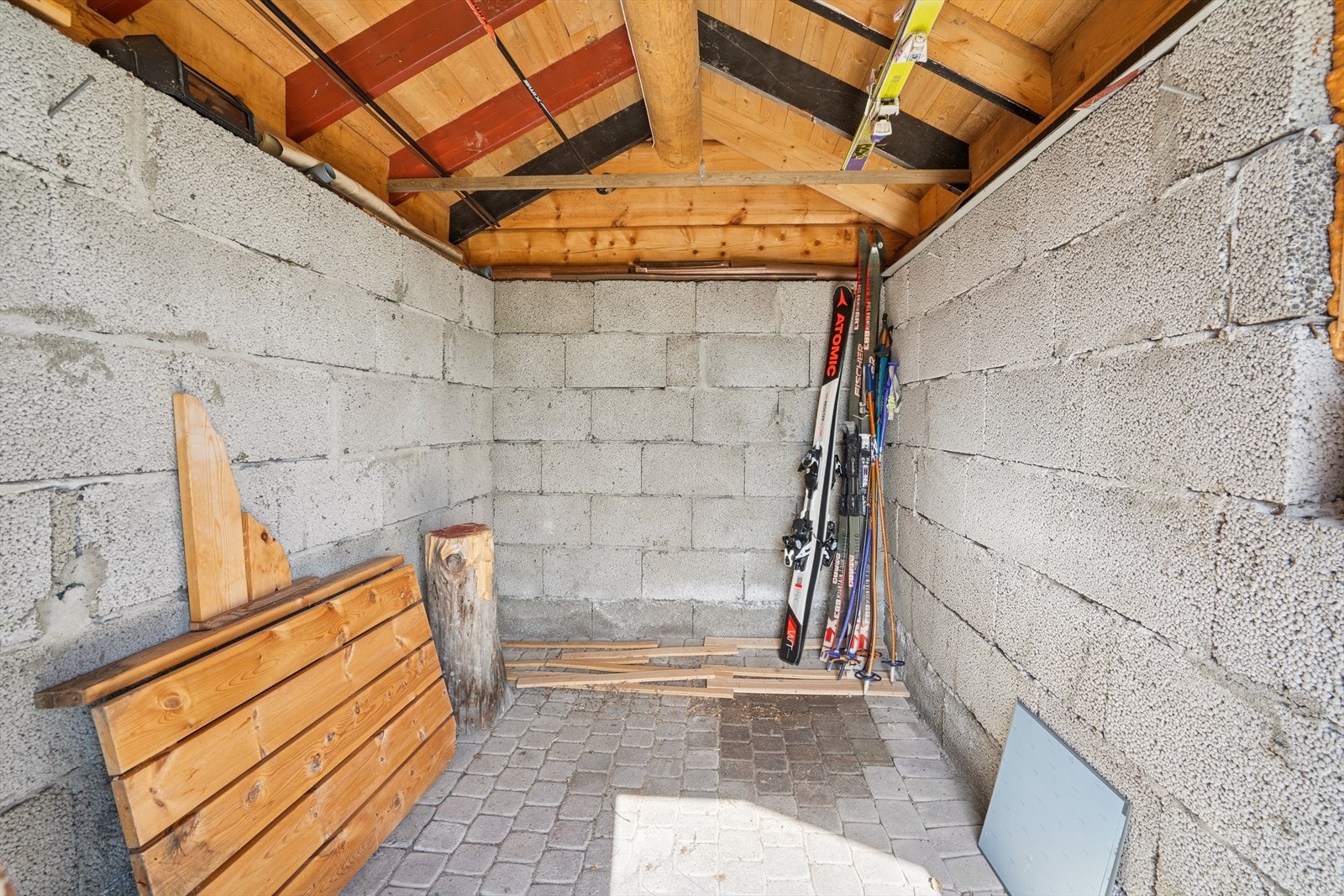 Utebod, perfekt til å lagre utstyr for alle sesonger. Galleribilde