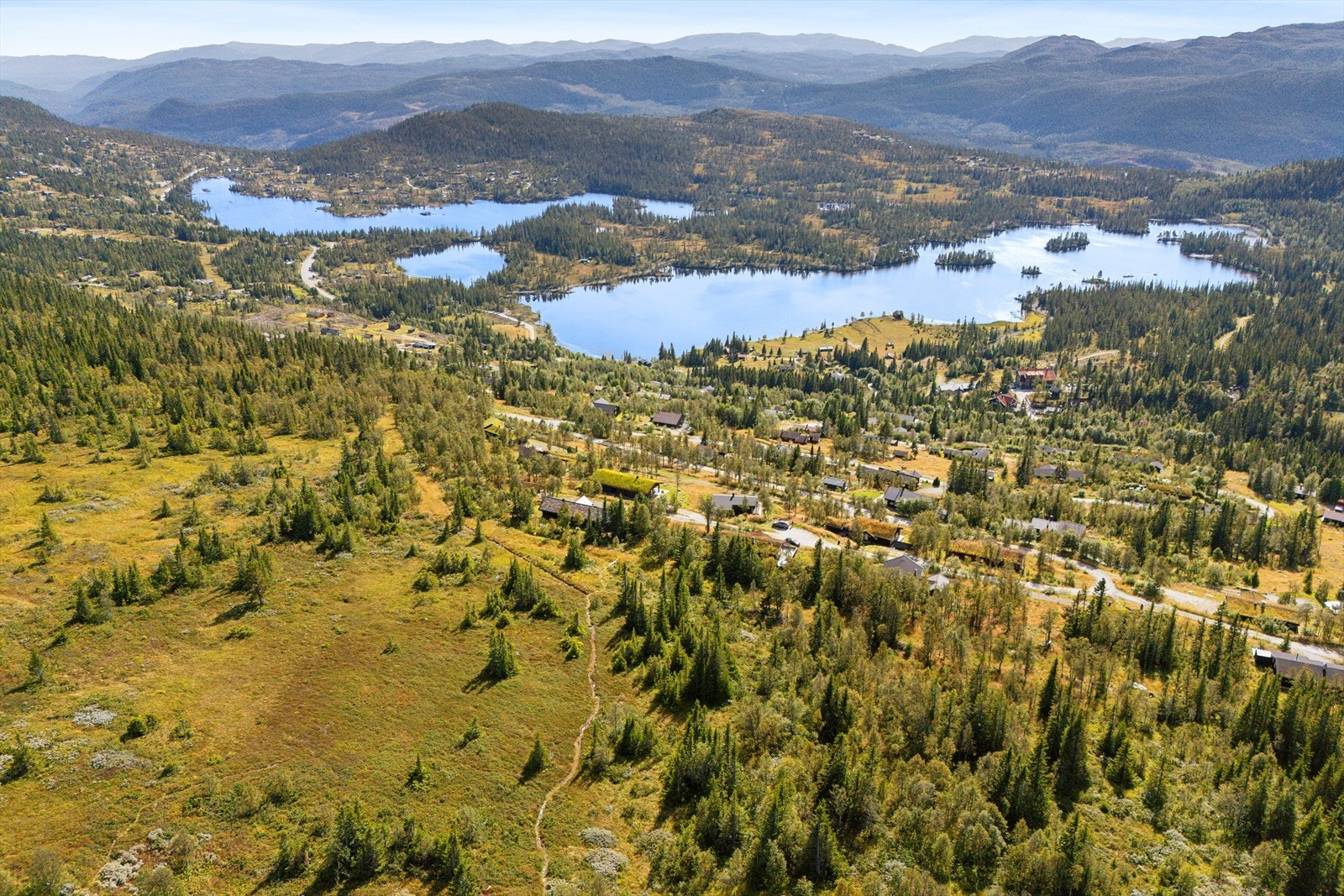 Fantastisk overblikk over hytteområdet og naturen rundt. Galleribilde