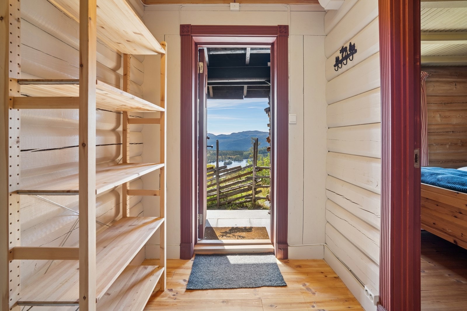 Stor å praktisk vindfang med god plass for å legge fra seg sko og yttertøy. Galleribilde