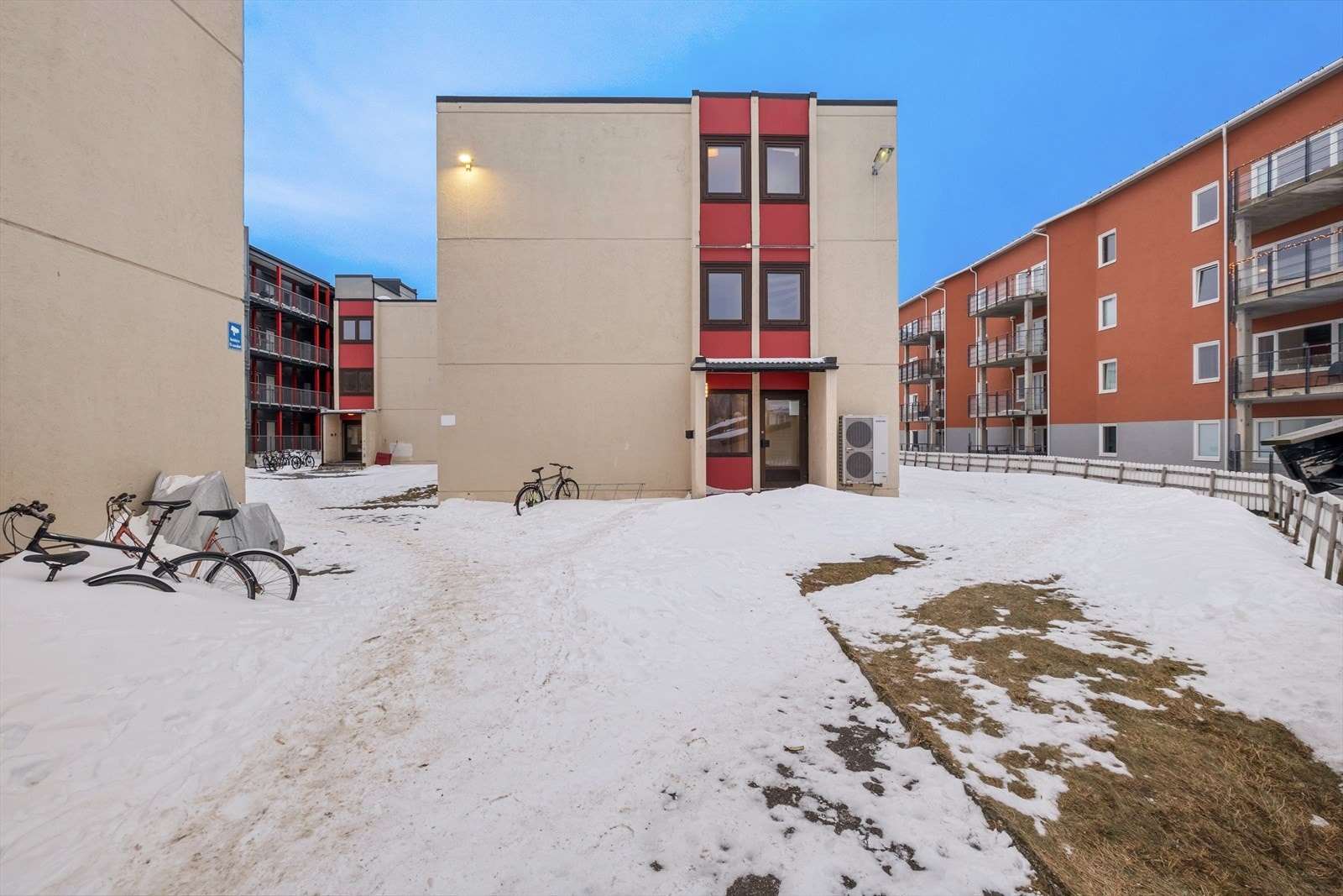 Bygget ble oppført i 1973 og renovert i 2006. Fine uteområder og felles parkeringsplass. Galleribilde