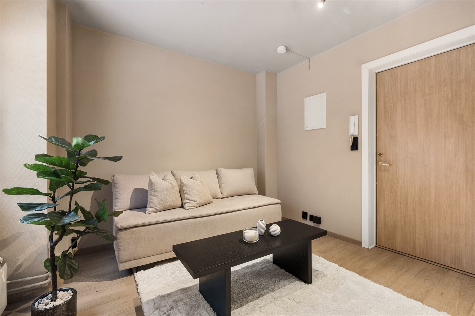 Det er montert porttelefon på veggen ved inngangsdøren. Galleribilde