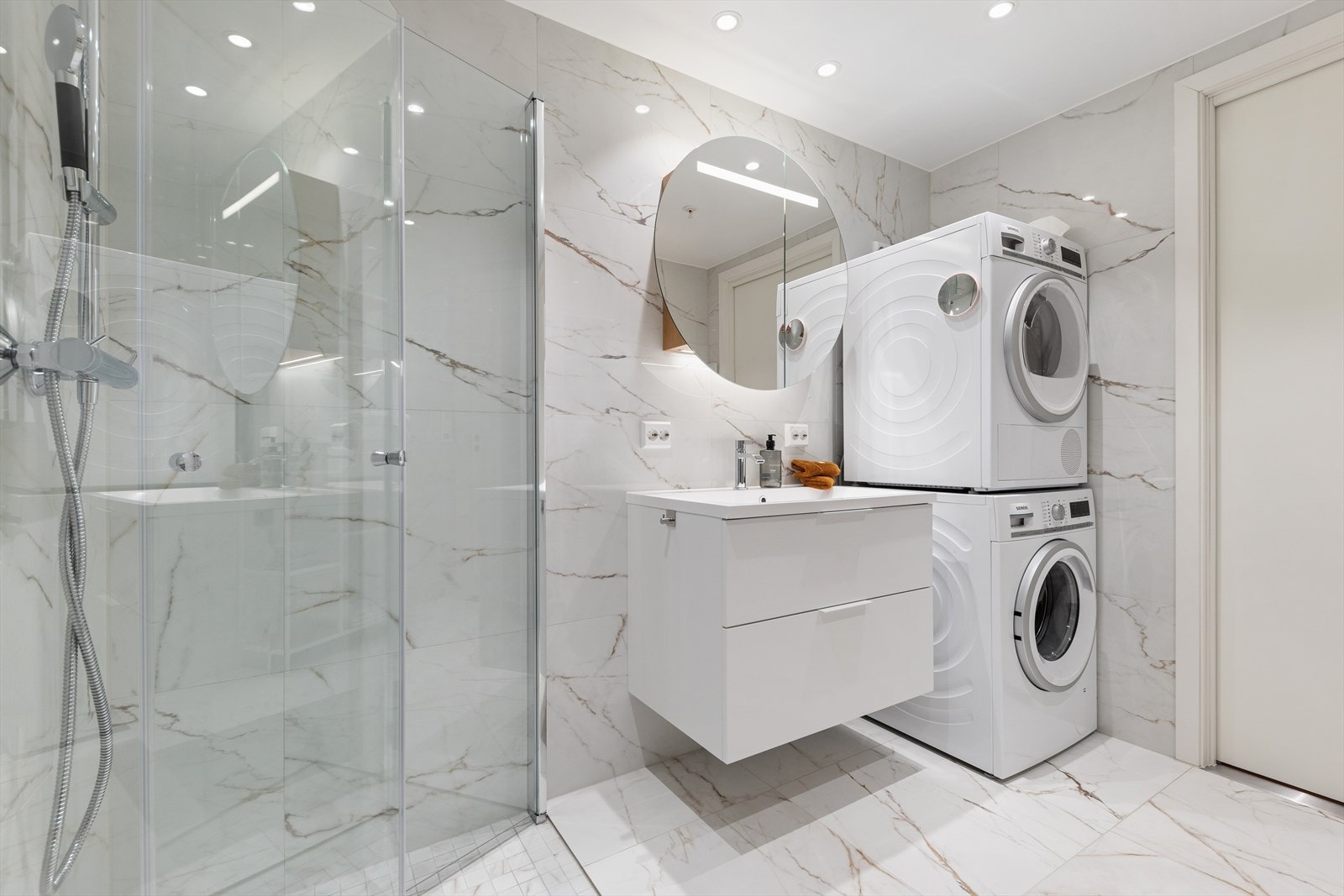 Badet har en smakfull utførelse med flislagte vegger og gulv. Galleribilde