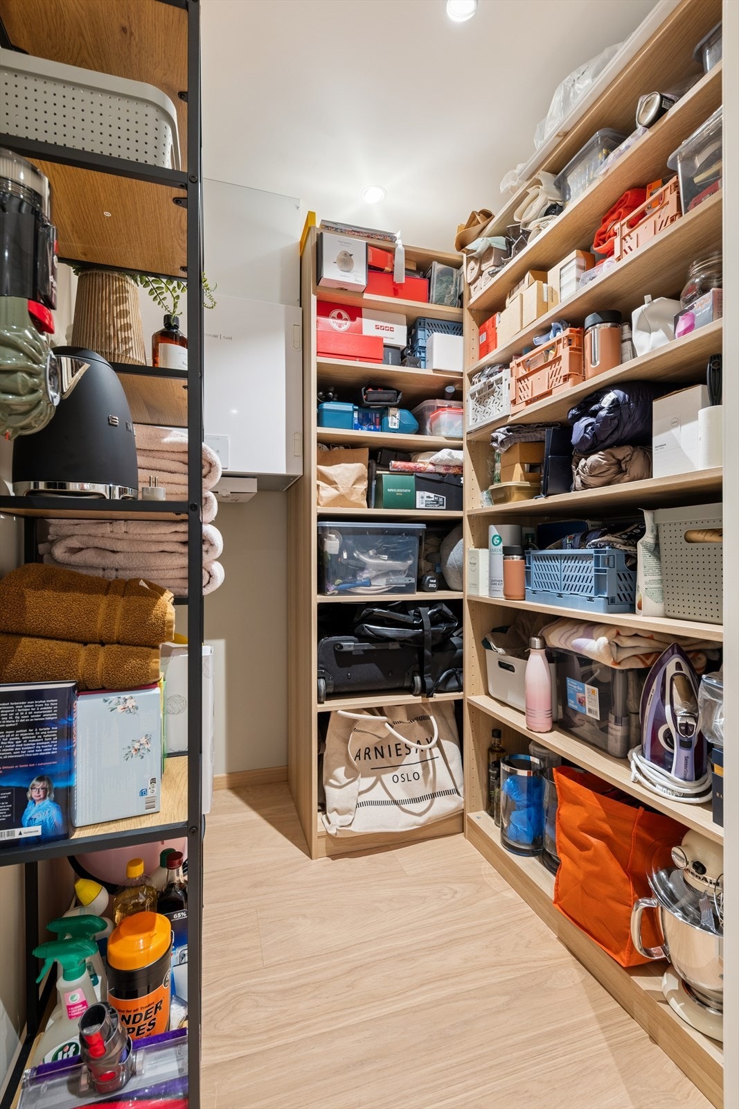 Leiligheten har en innvendig bod og en ekstern bod i byggets kjeller. Galleribilde