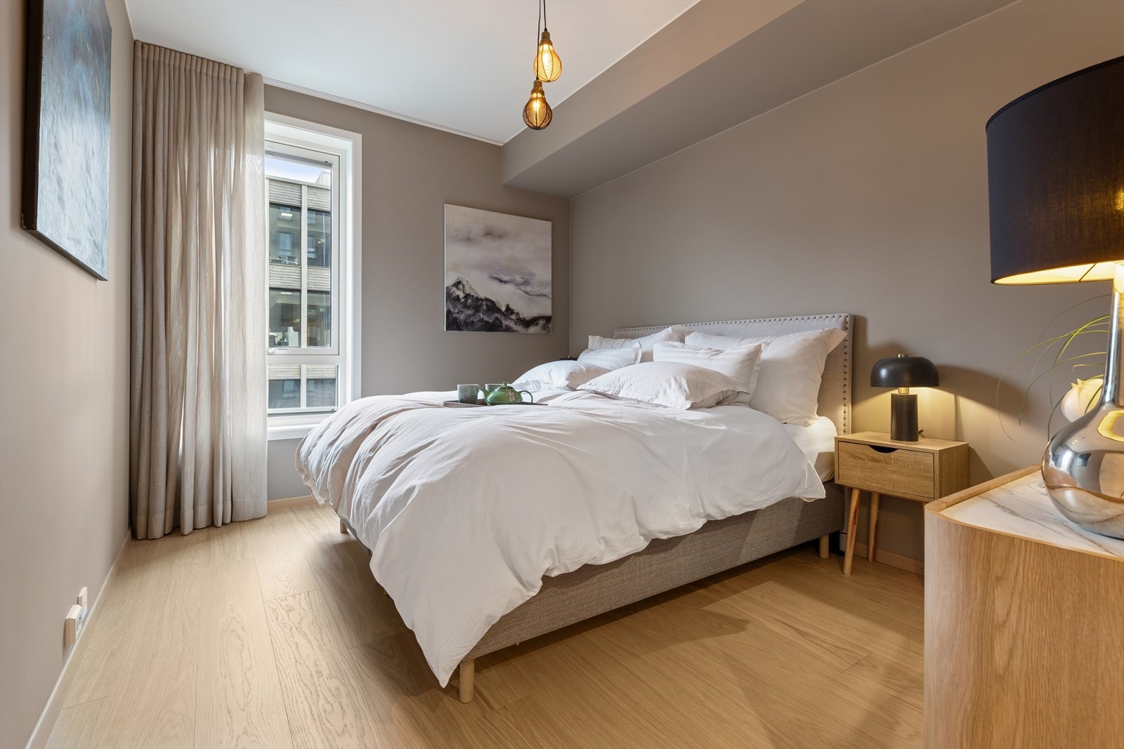 Hovedsoverommet er av god størrelse med plass til ønsket soveromsmøblement. Galleribilde