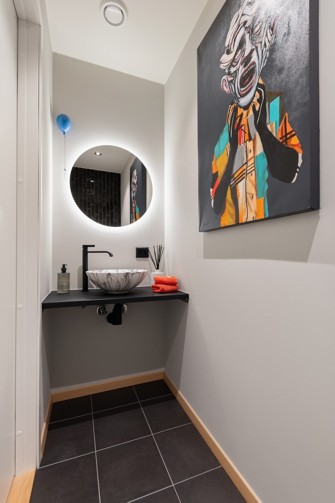 I leiligheten finnes også et eget praktisk toalettrom. Galleribilde