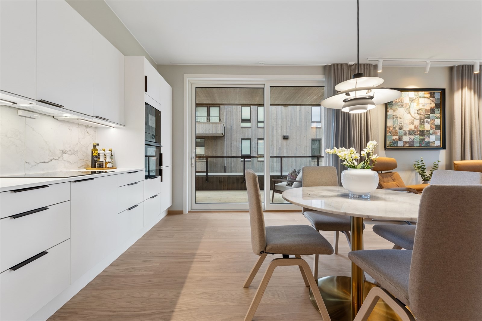 Leiligheten er oppgradert med en rekke tilvalg, herunder på bad, kjøkken og gulv. Galleribilde