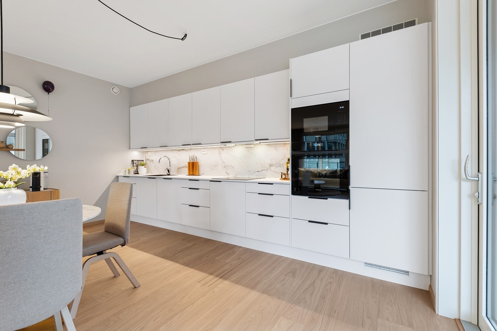 Innredningen består av både over- og underskap, og det er belysning under overskapene. Galleribilde