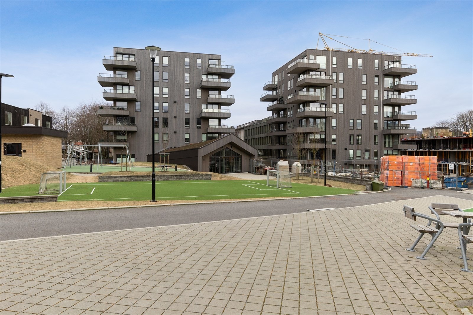 Innenfor boligområdet Rådhusmarka er det utendørsarealer, et felleshus og fremtidige hybler. Galleribilde