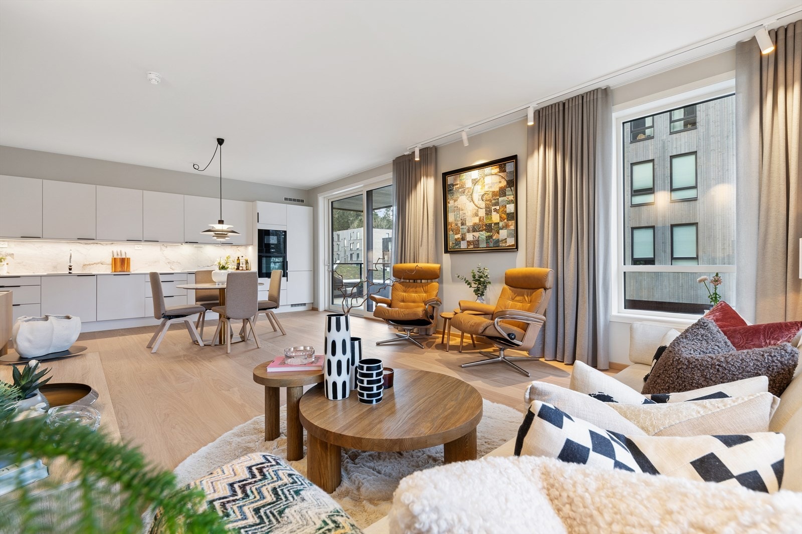 En delikat leilighet med åpen stue- og kjøkkenløsning. Galleribilde