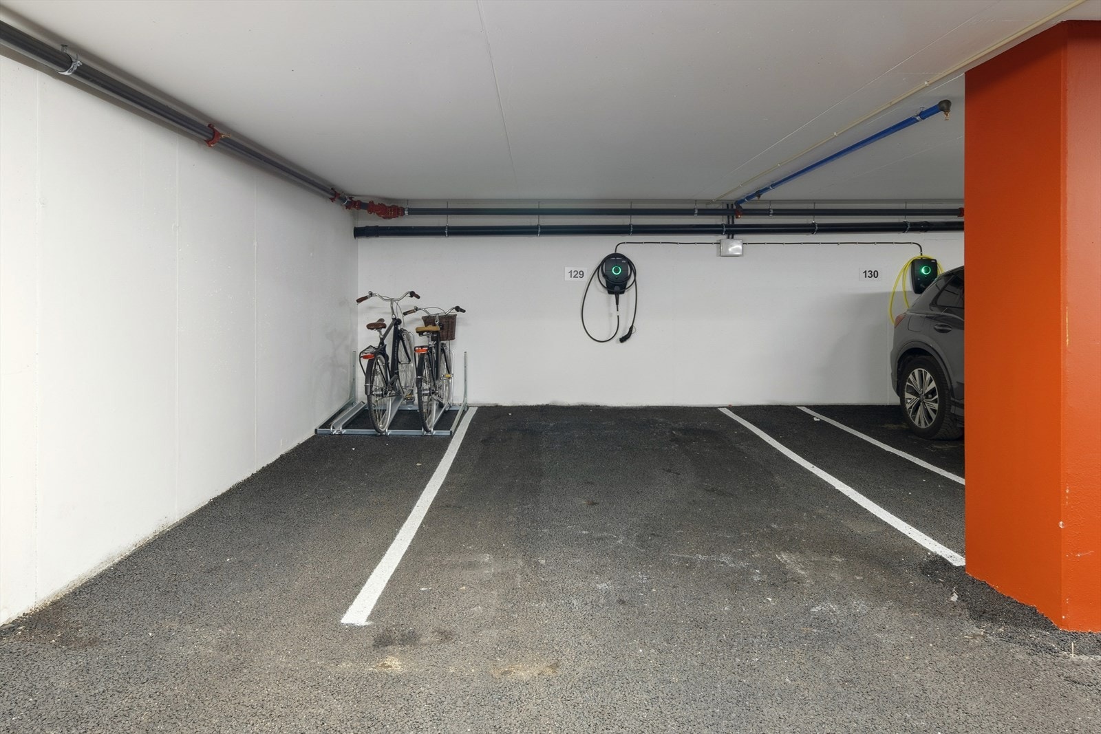 God parkeringsplass og lader i felles garasjeanlegg. Galleribilde