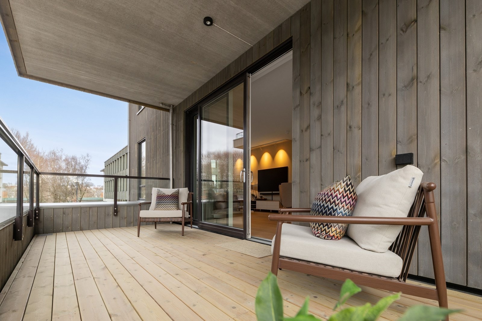 Fra stuen er det adkomst til hele to balkonger, begge med plass til hyggelig utemøblement. Galleribilde