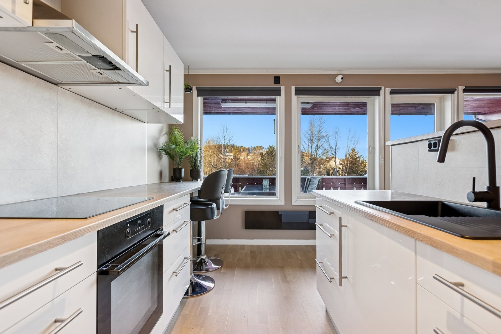 Kjøkkenet har en praktisk og tidløs utforming med rikelig oppbevaring i skap og skuffer Galleribilde