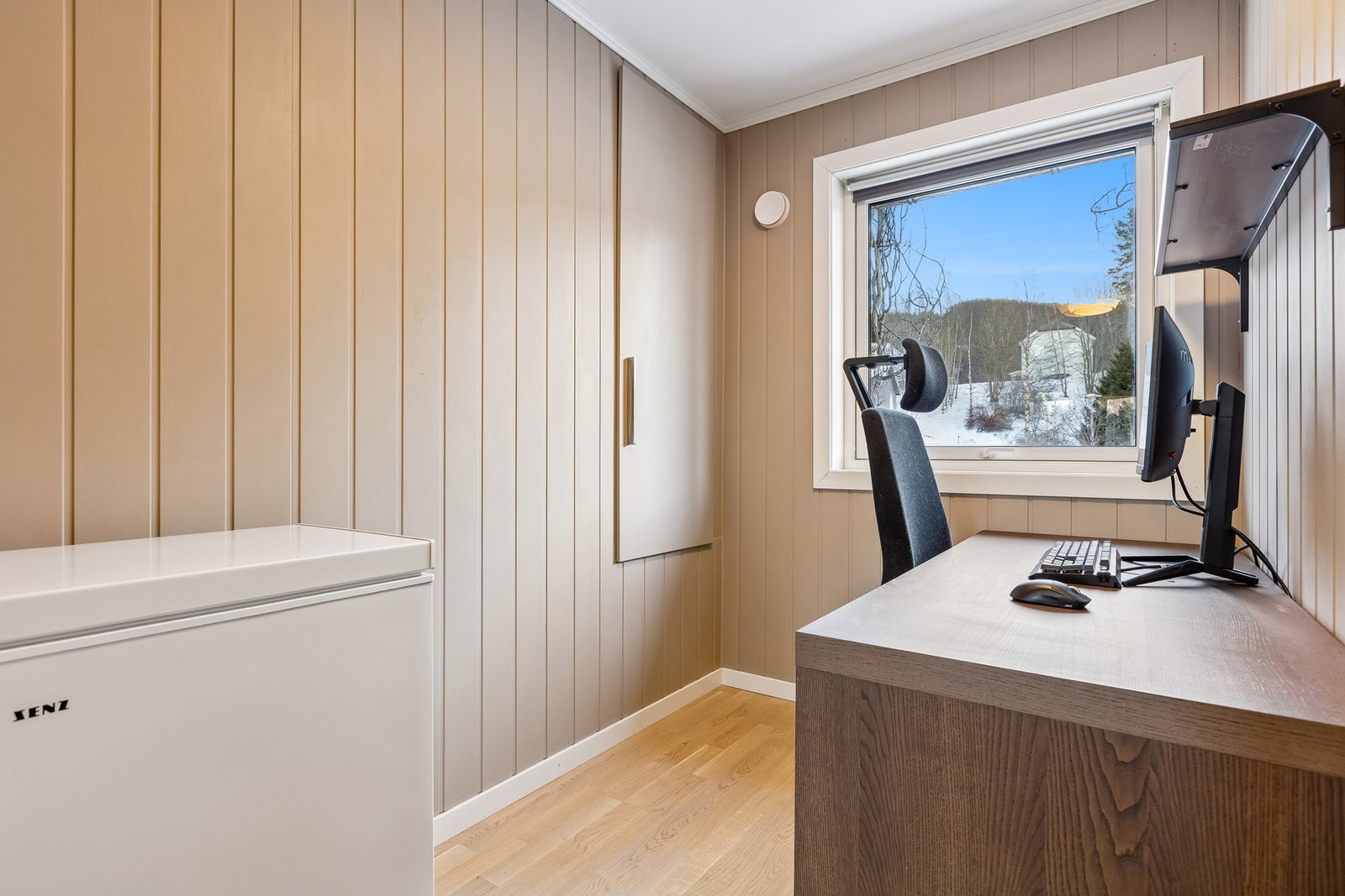 Praktisk rom på 4 kvm, som i dag er innredet som kontor. Galleribilde