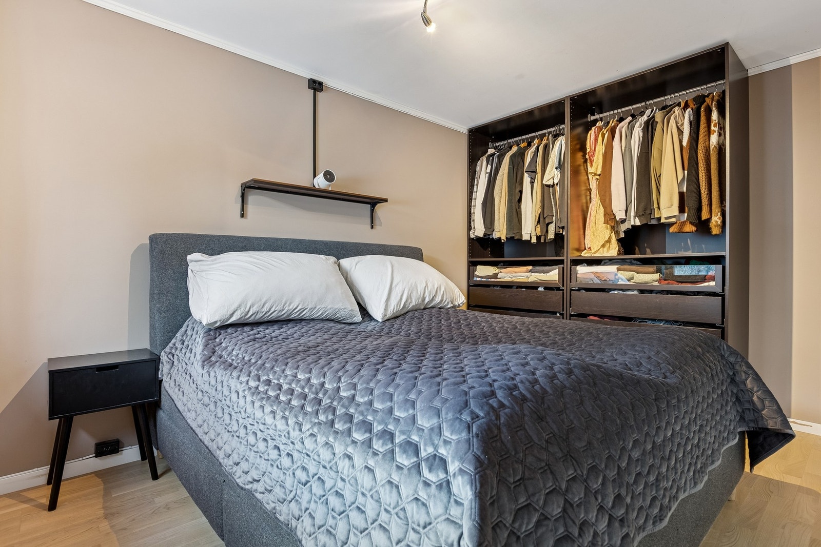 Her har du god plass til å innrede med stor dobbeltseng, garderobeskap og annet møblement. Galleribilde