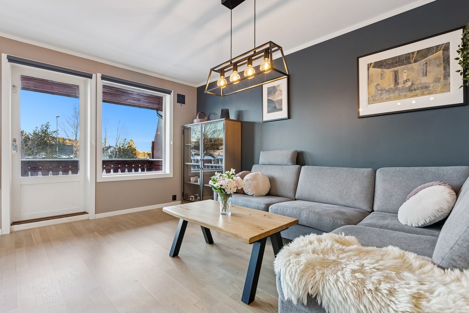 De store vindusflatene gir rikelig med naturlig lysinnslipp. Fra stuen er det utgang til en romslig terrasse. Galleribilde