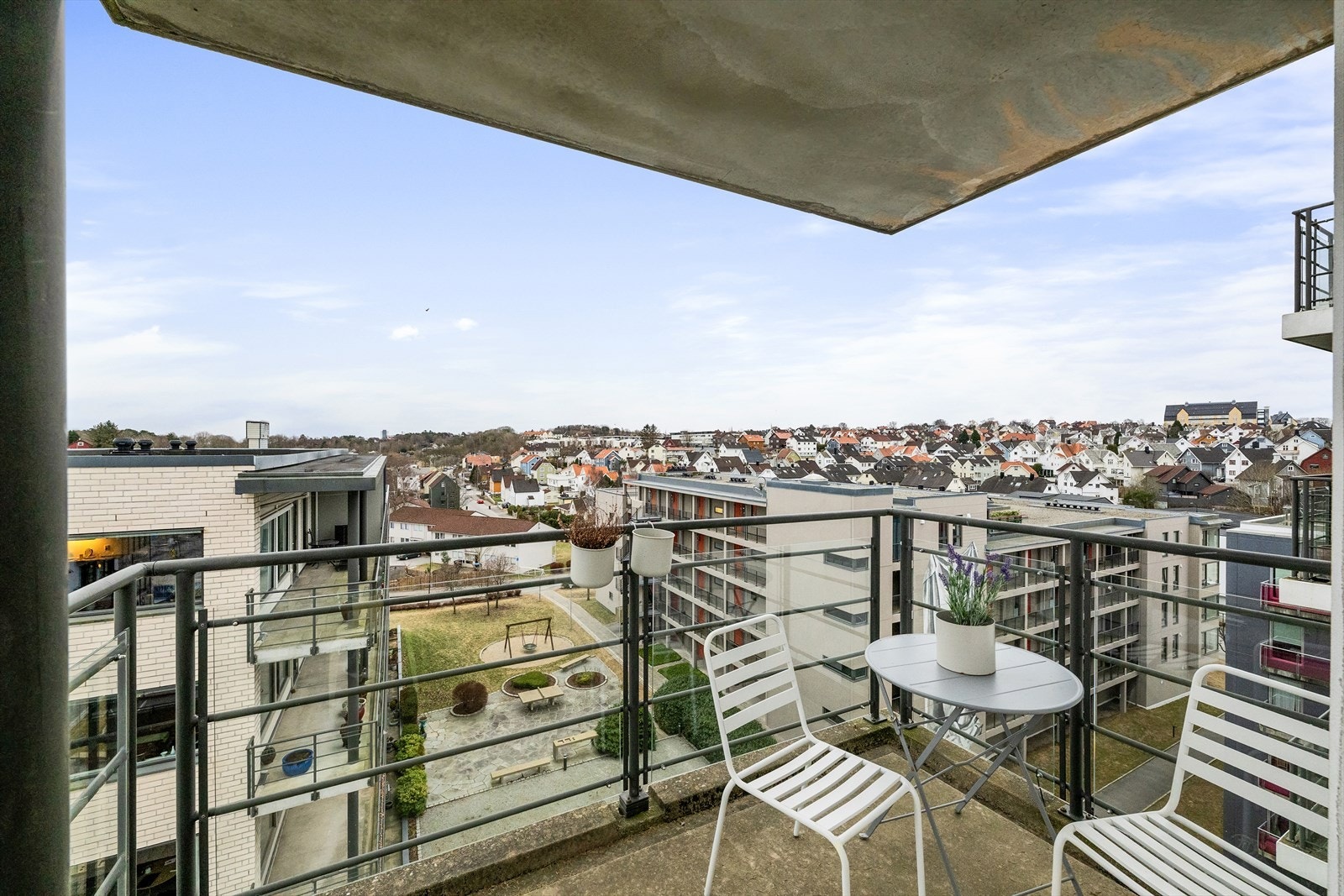 Balkongen kan deles i soner hvor en kan nyte ettermiddagssolen. Galleribilde